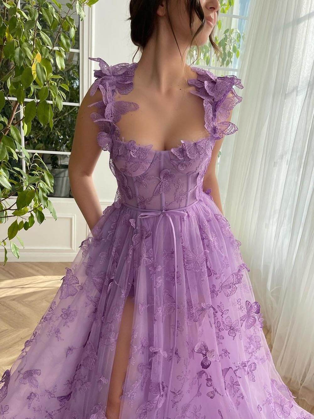 Elegancka wieczorowa maxi sukienka z tiulu z koronką w kształcie motyla i aplikacją z rozcięciem