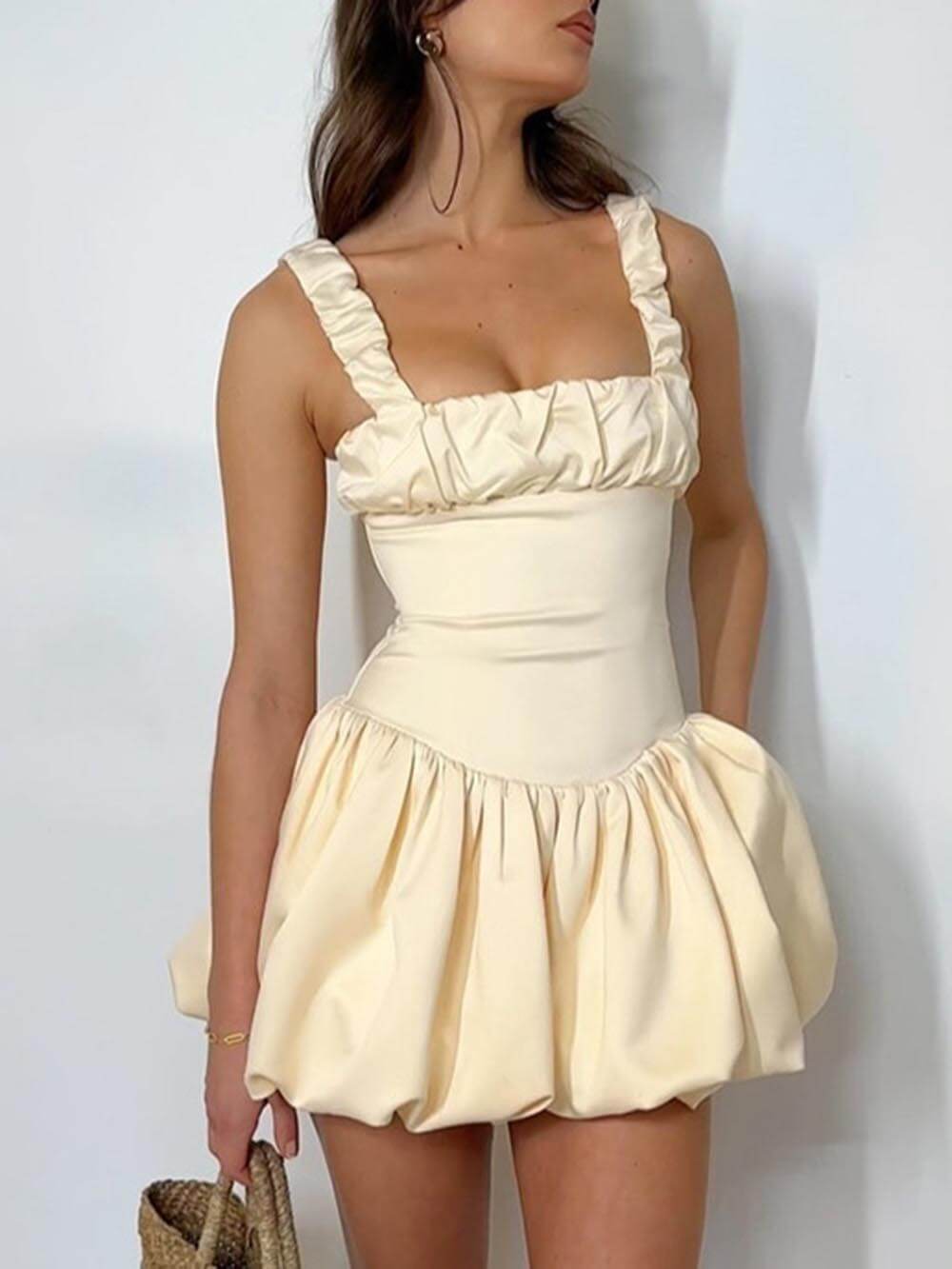 Elegancka plisowana mini sukienka z bufkami