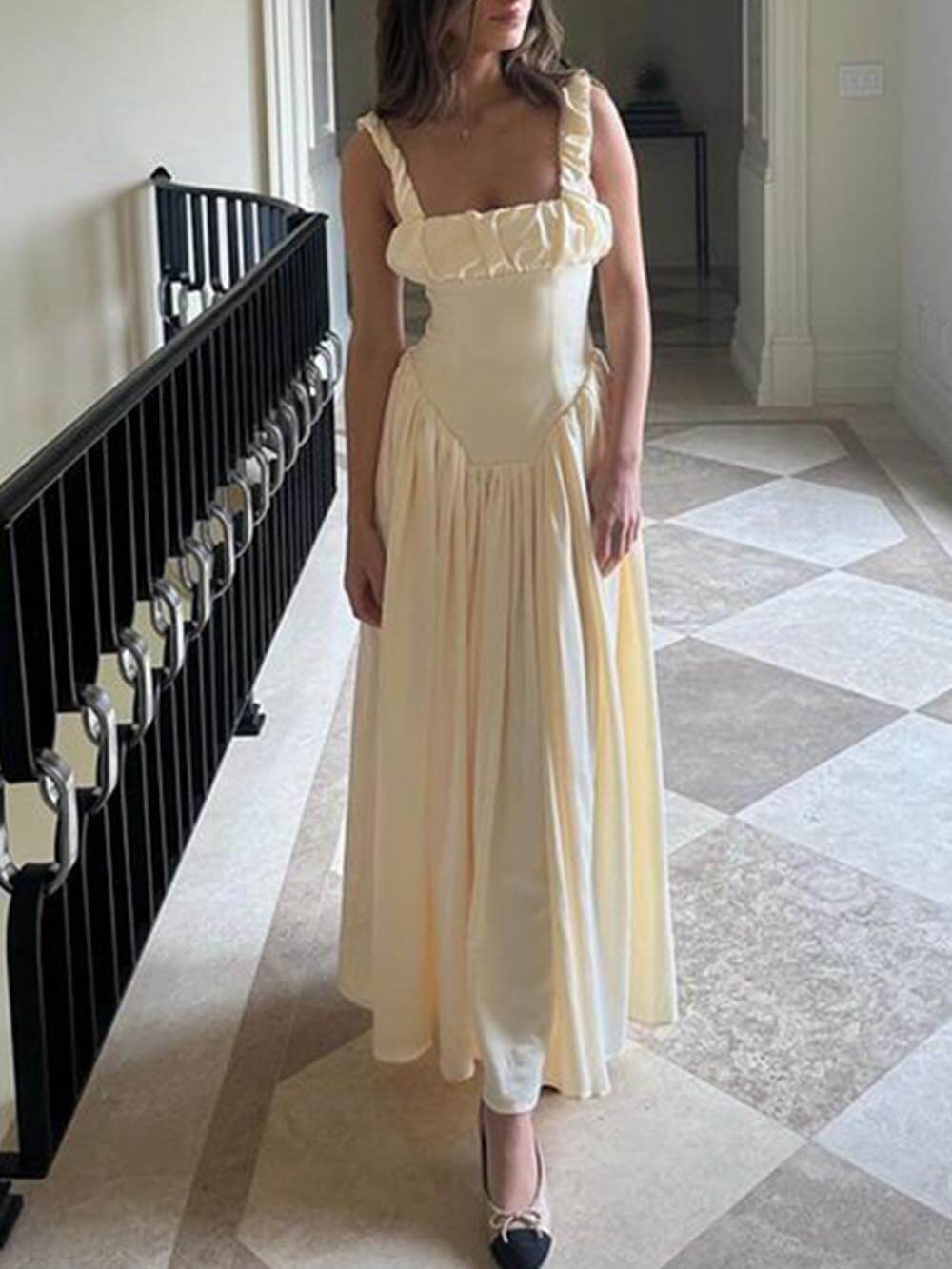 Elegancka plisowana sukienka maxi na ramiączkach