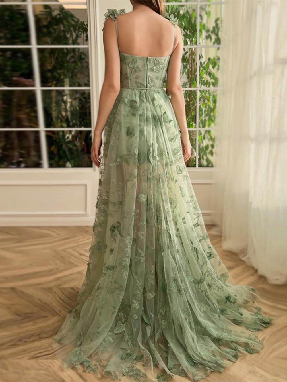 Elegancka wieczorowa maxi sukienka z tiulu z koronką w kształcie motyla i aplikacją z rozcięciem