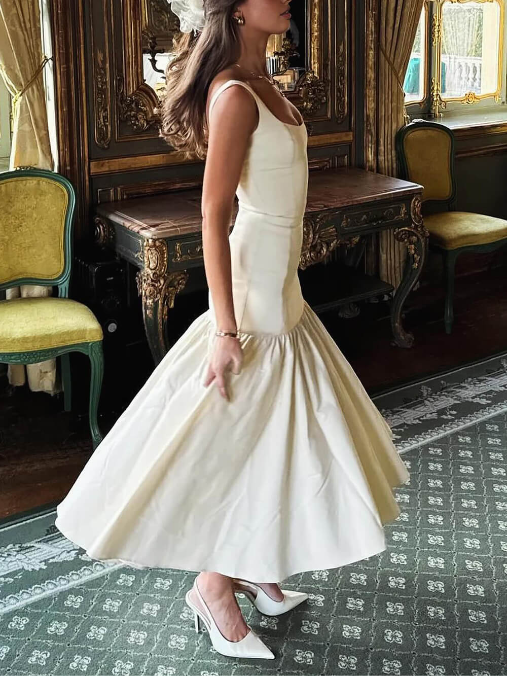Elegancka midi-sukienka z kwadratowym dekoltem, szerokimi ramiączkami i obniżoną talią