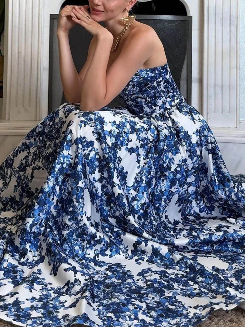 Elegancka maxi sukienka bez ramiączek z nadrukiem
