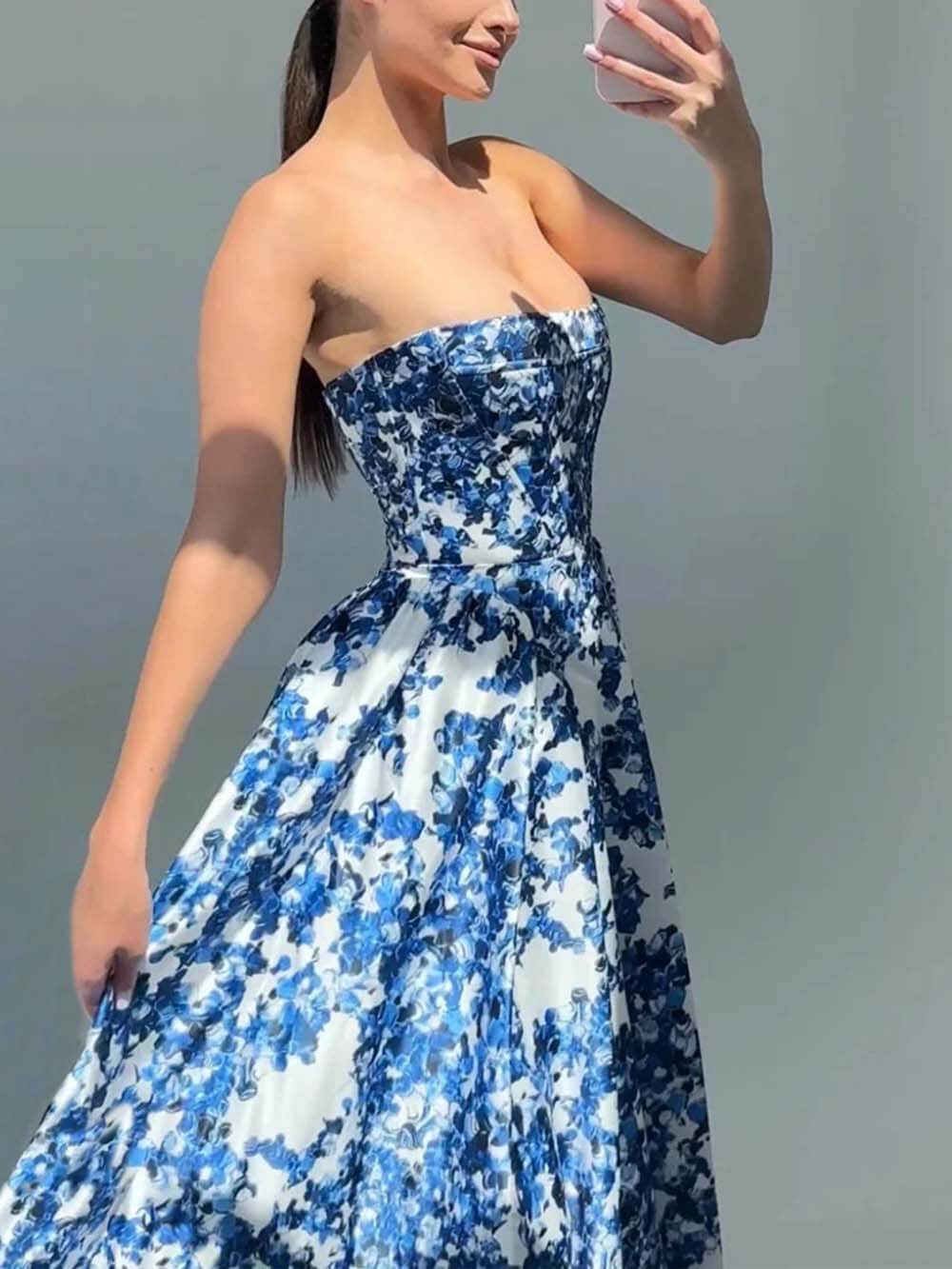 Elegancka maxi sukienka bez ramiączek z nadrukiem