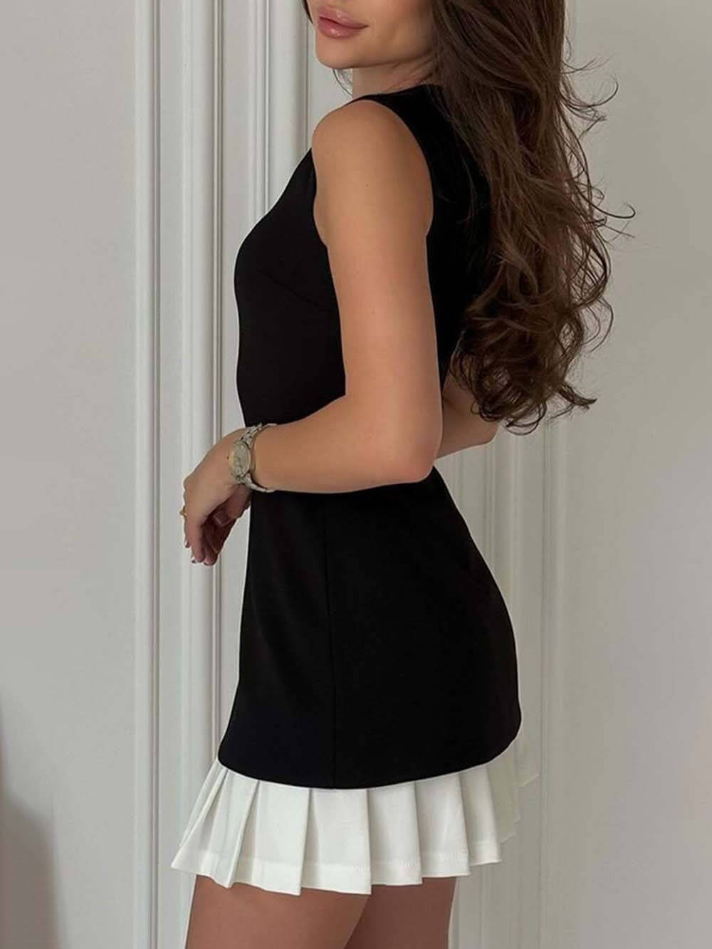 Elegancka dwukolorowa bezrękawnikowa mini-sukienka z plisami i rozcięciem