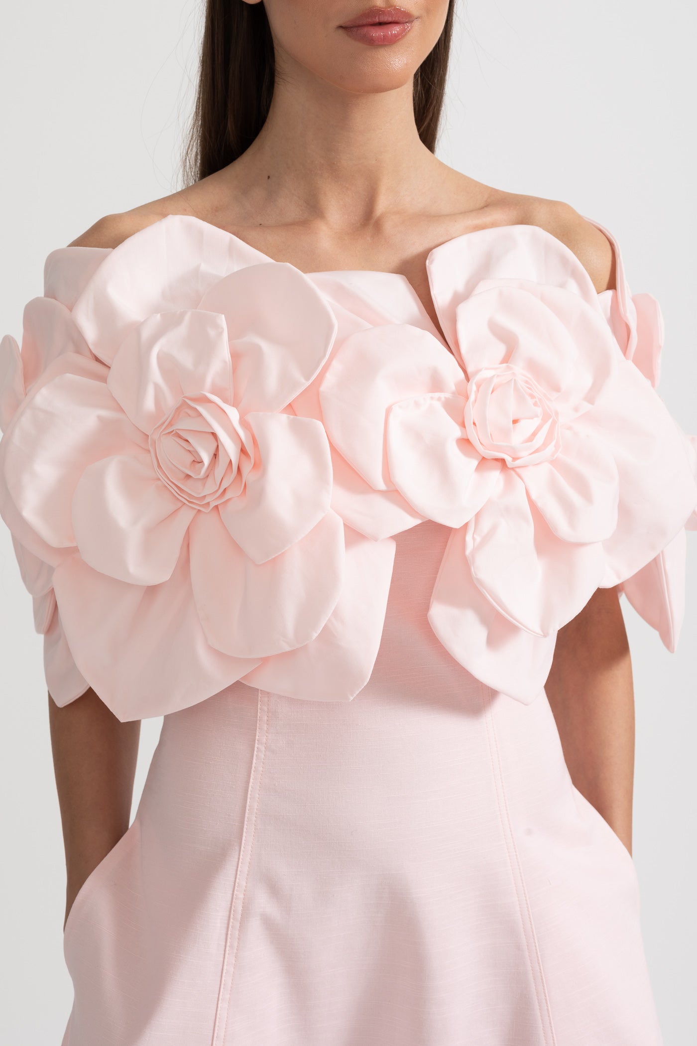 Sukienka Midi Off-Shoulder z Dużymi Kwiatowymi Akcentami z Tkaniny