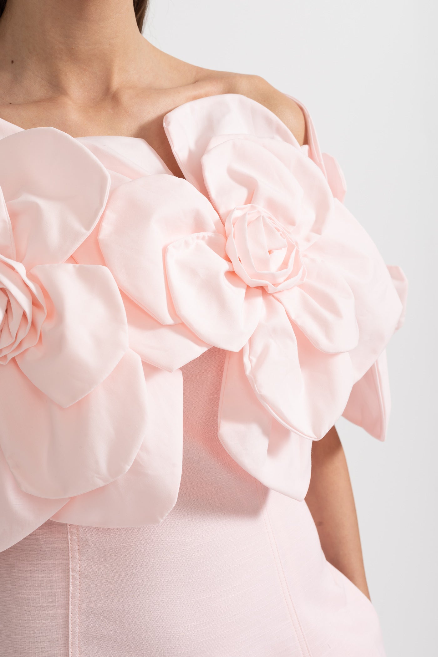 Sukienka Midi Off-Shoulder z Dużymi Kwiatowymi Akcentami z Tkaniny