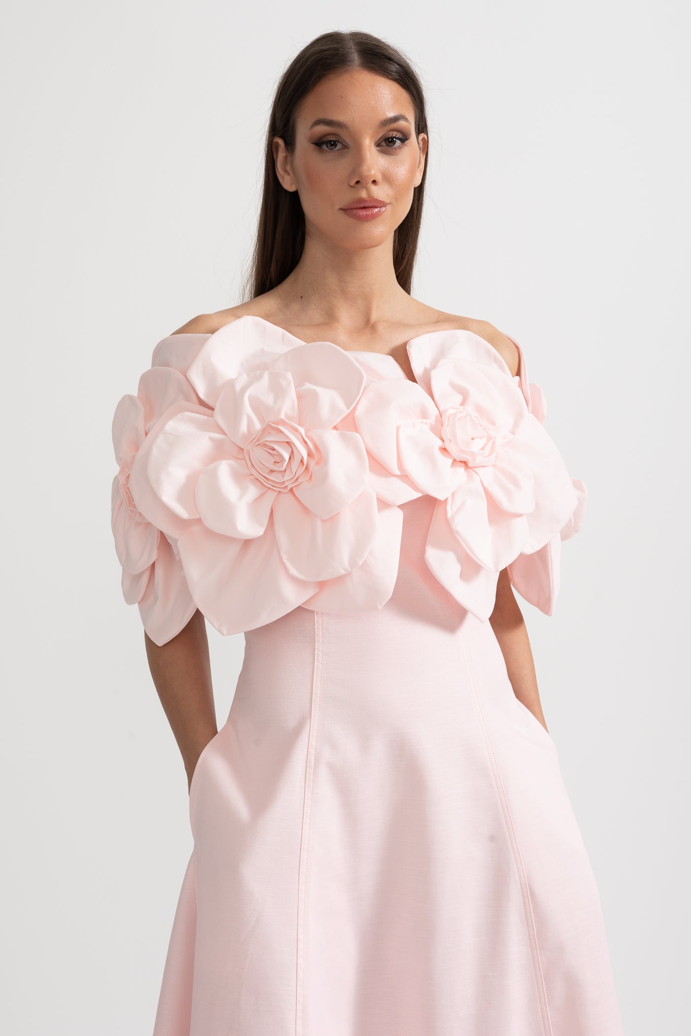 Sukienka Midi Off-Shoulder z Dużymi Kwiatowymi Akcentami z Tkaniny