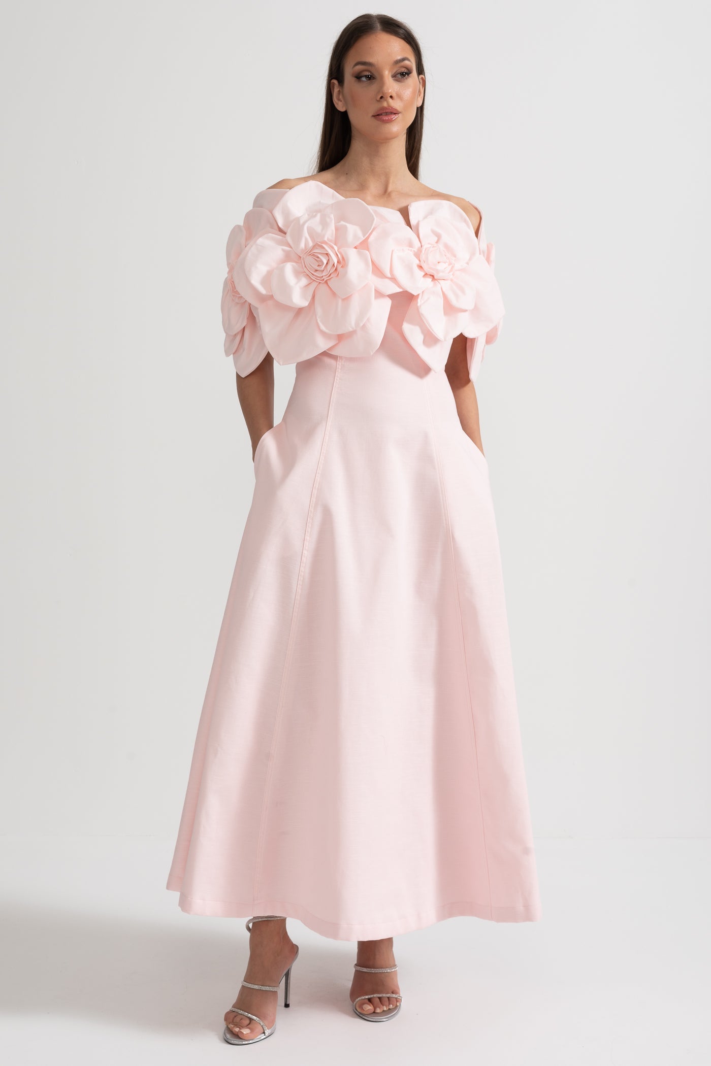 Sukienka Midi Off-Shoulder z Dużymi Kwiatowymi Akcentami z Tkaniny