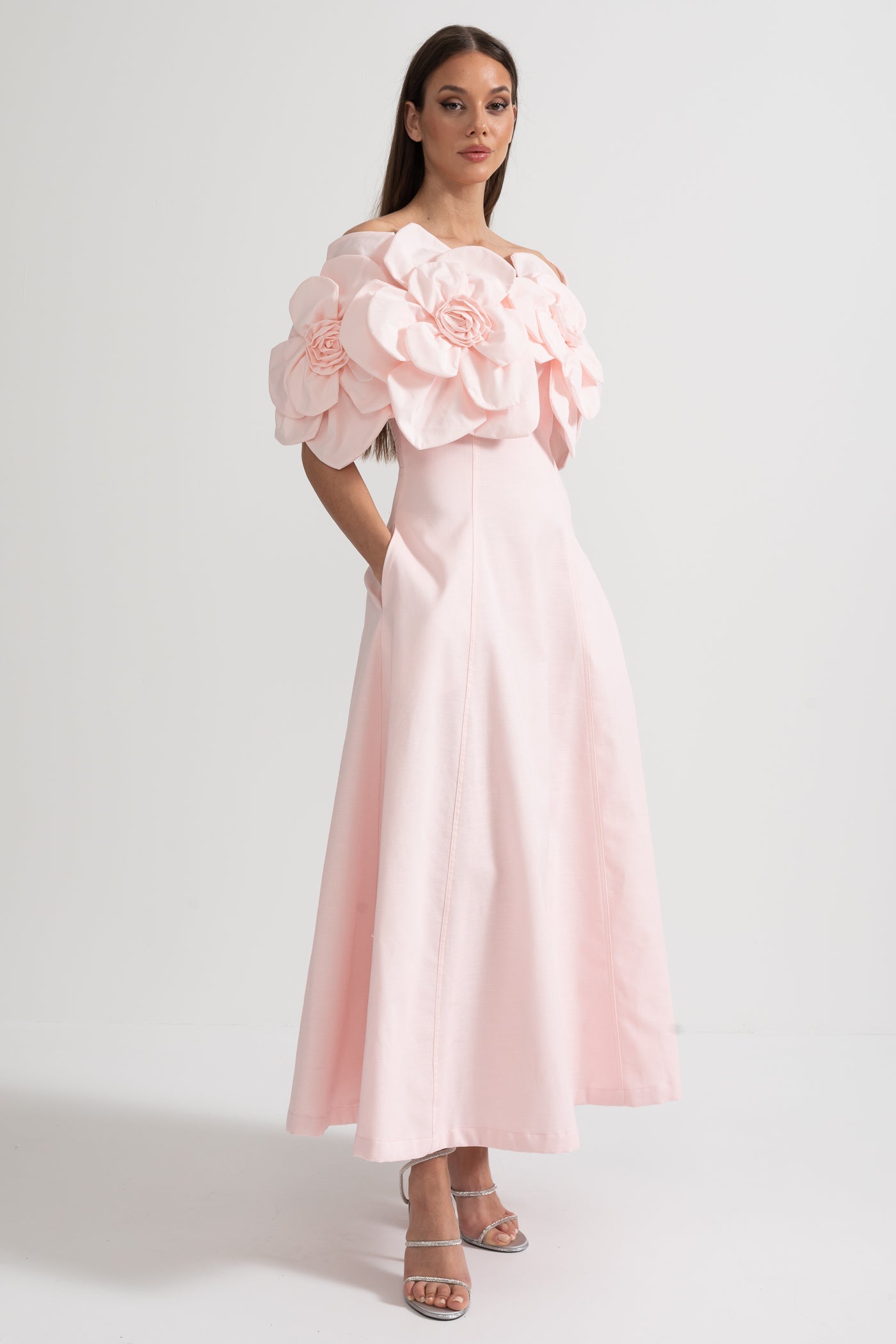 Sukienka Midi Off-Shoulder z Dużymi Kwiatowymi Akcentami z Tkaniny