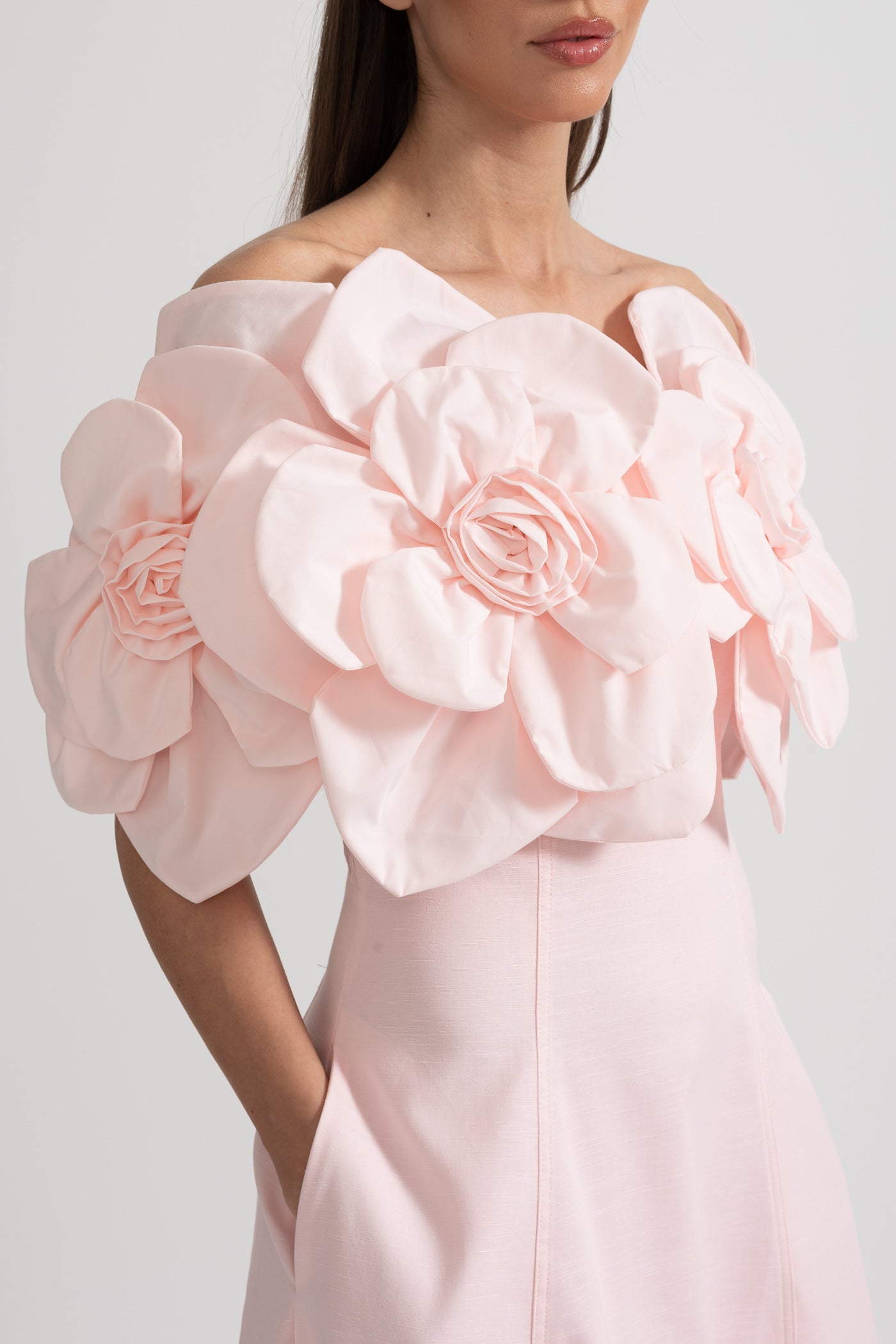 Sukienka Midi Off-Shoulder z Dużymi Kwiatowymi Akcentami z Tkaniny