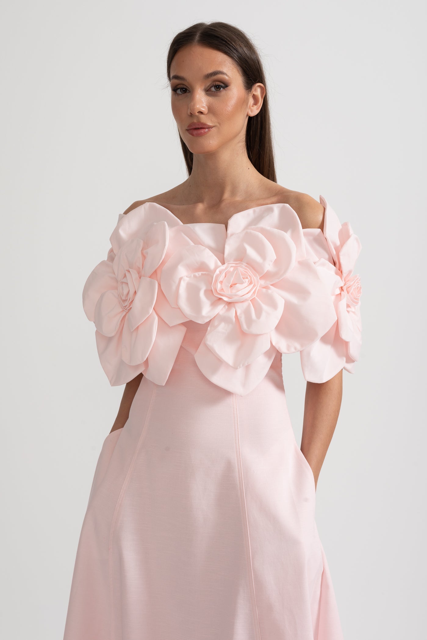 Sukienka Midi Off-Shoulder z Dużymi Kwiatowymi Akcentami z Tkaniny