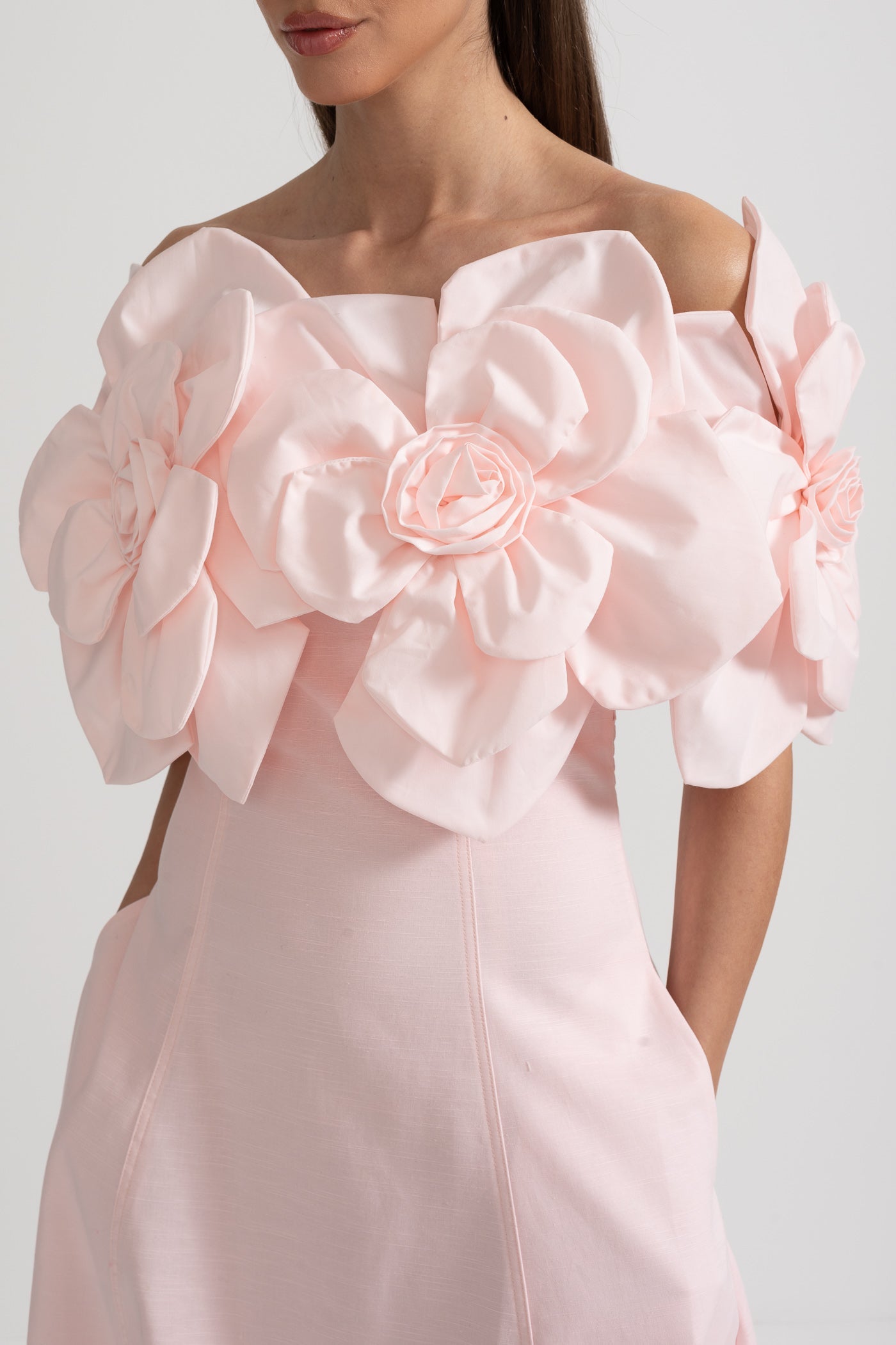 Sukienka Midi Off-Shoulder z Dużymi Kwiatowymi Akcentami z Tkaniny