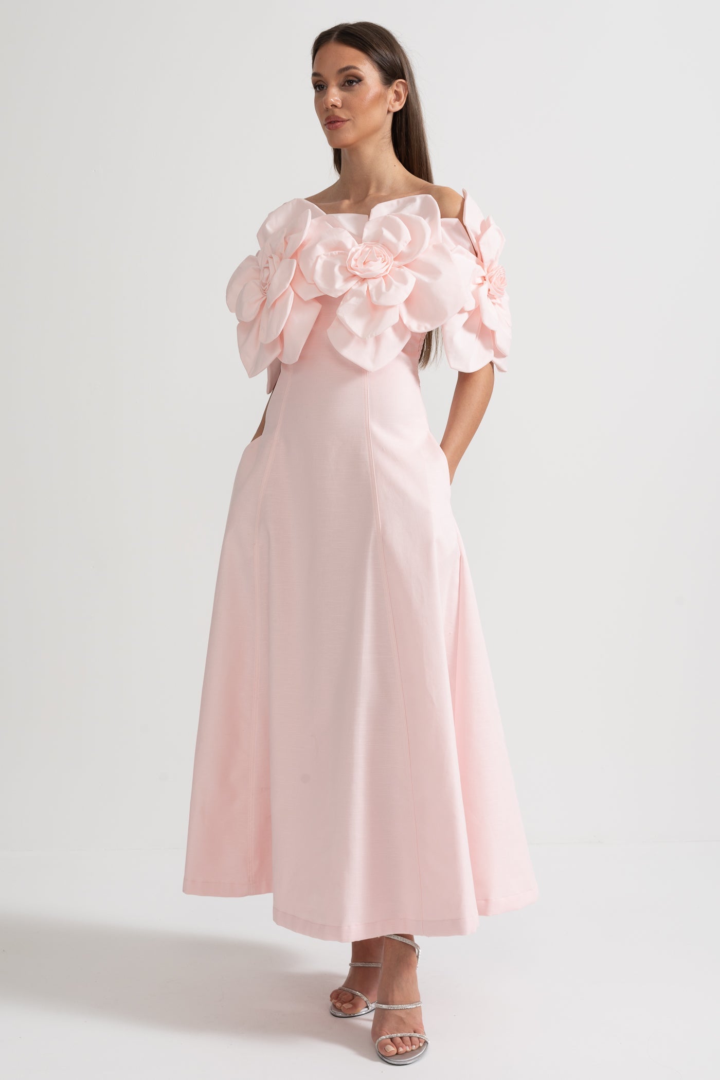 Sukienka Midi Off-Shoulder z Dużymi Kwiatowymi Akcentami z Tkaniny