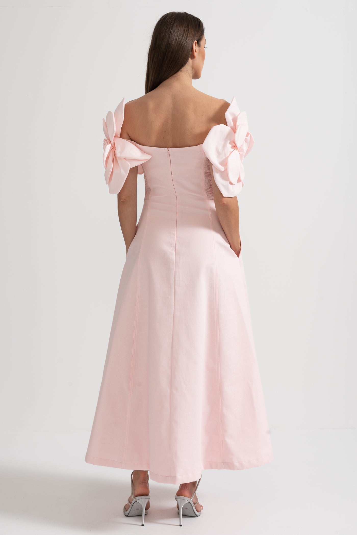 Sukienka Midi Off-Shoulder z Dużymi Kwiatowymi Akcentami z Tkaniny