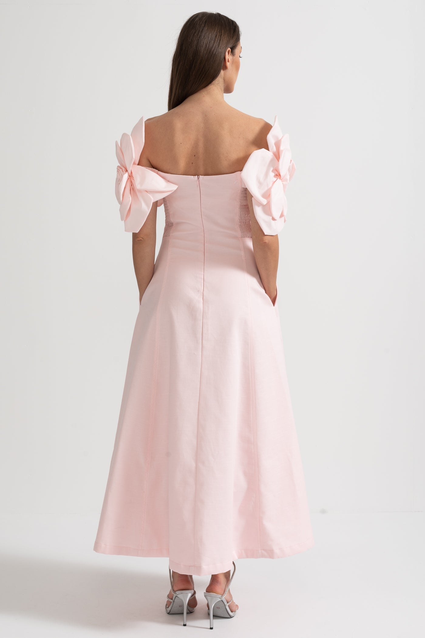 Sukienka Midi Off-Shoulder z Dużymi Kwiatowymi Akcentami z Tkaniny