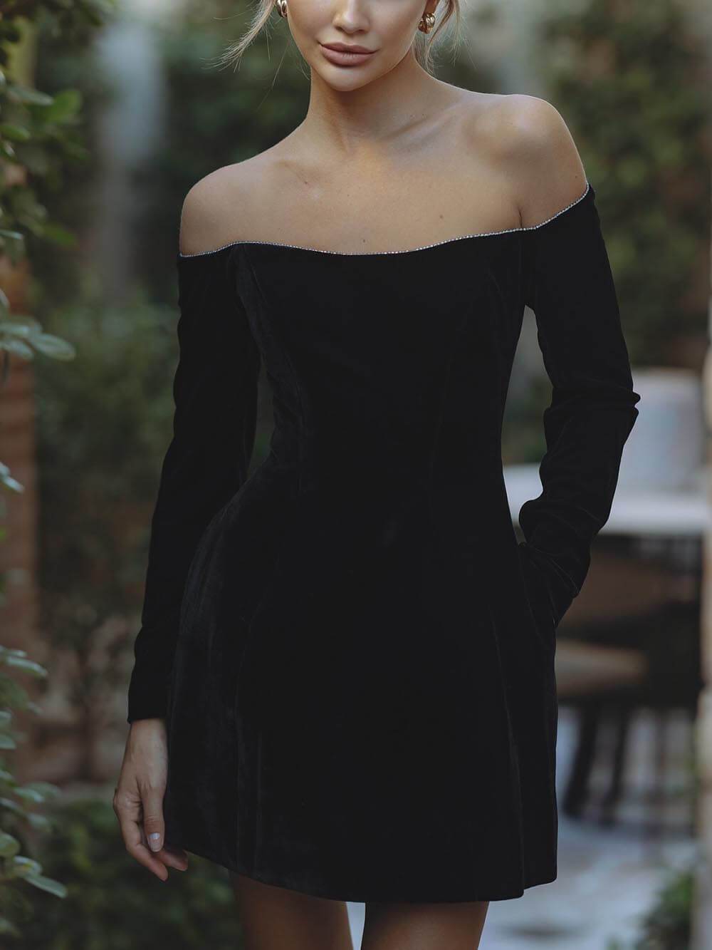 Piękna mini sukienka off-shoulder z długim rękawem i kieszeniami, z błyszczącym wykończeniem
