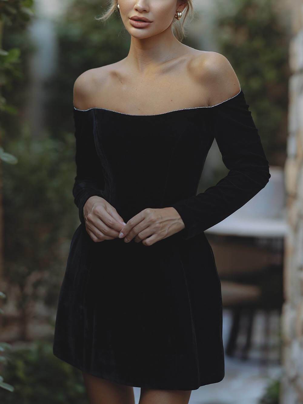 Piękna mini sukienka off-shoulder z długim rękawem i kieszeniami, z błyszczącym wykończeniem