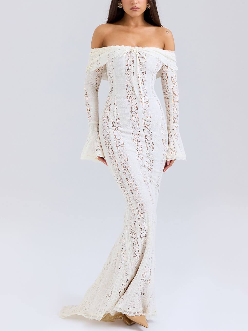 Elegancka maxi-sukienka w stylu syreny z jednym ramieniem i koronką