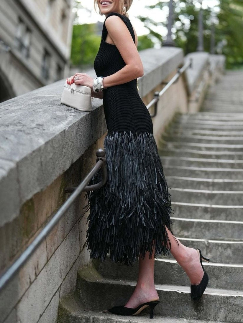 Elegancka sukienka midi z frędzlami z raffii