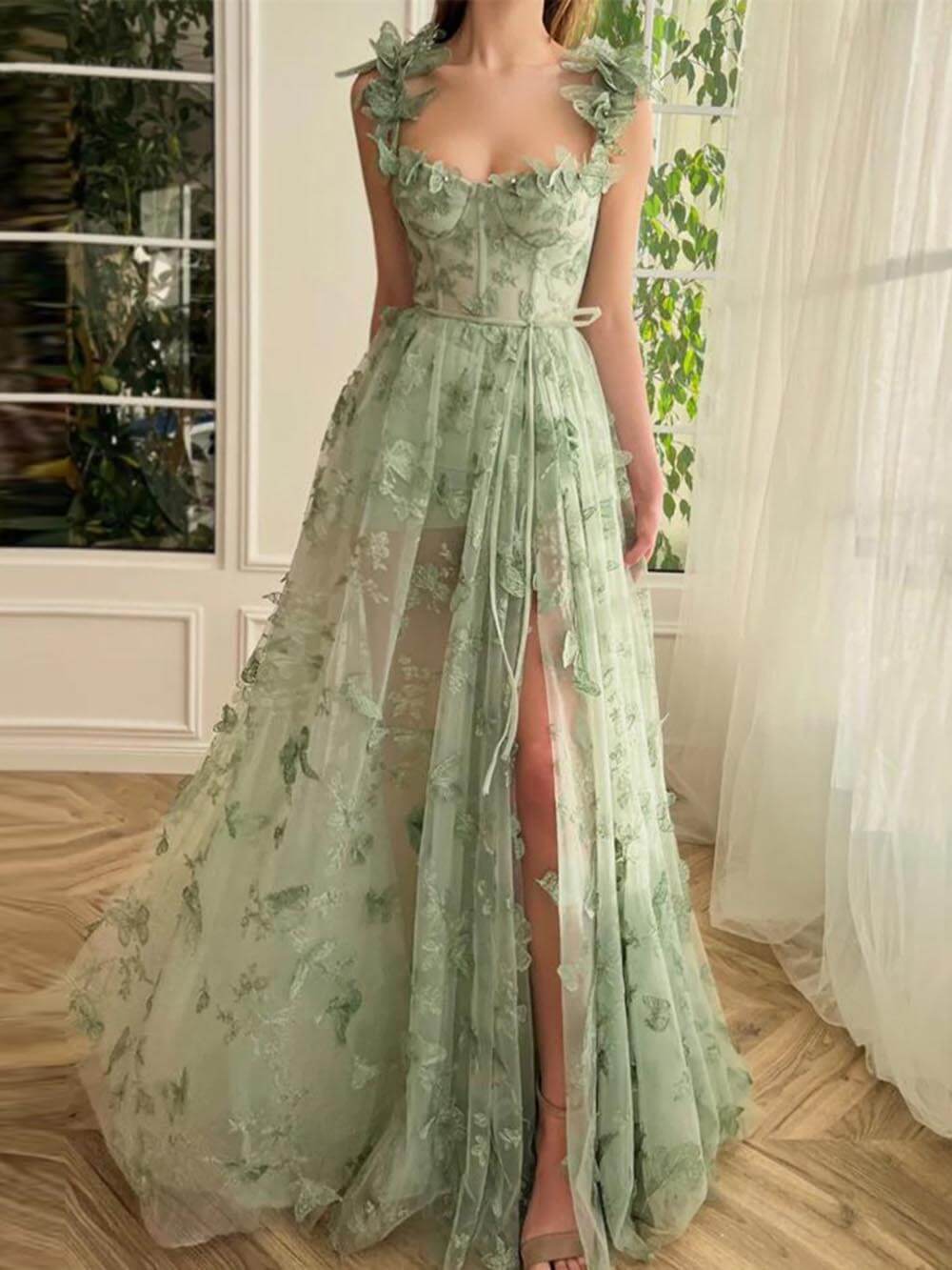 Elegancka wieczorowa maxi sukienka z tiulu z koronką w kształcie motyla i aplikacją z rozcięciem