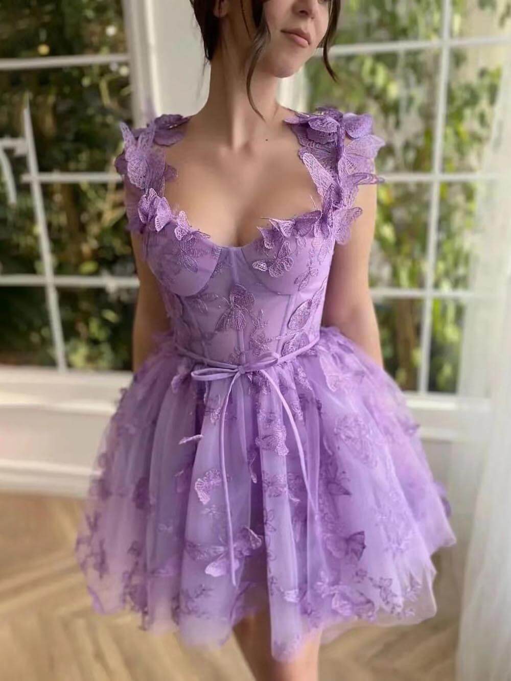 Elegancka balowa sukienka mini z tiulu z koronką w kształcie motyla i aplikacjami