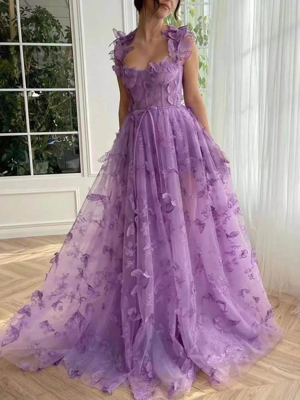 Elegancka wieczorowa maxi sukienka z tiulu z koronką w kształcie motyla i aplikacją z rozcięciem
