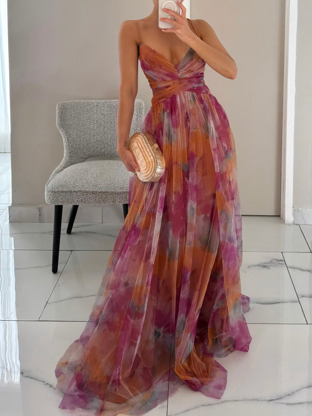 Elegancka, malarska sukienka maxi w kwiaty z dekoltem w kształcie V i kroju A