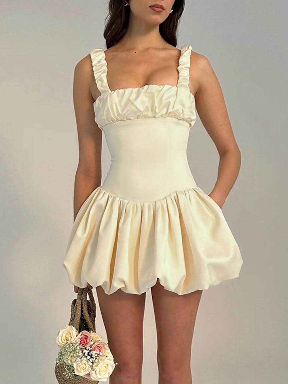 Elegancka plisowana mini sukienka z bufkami
