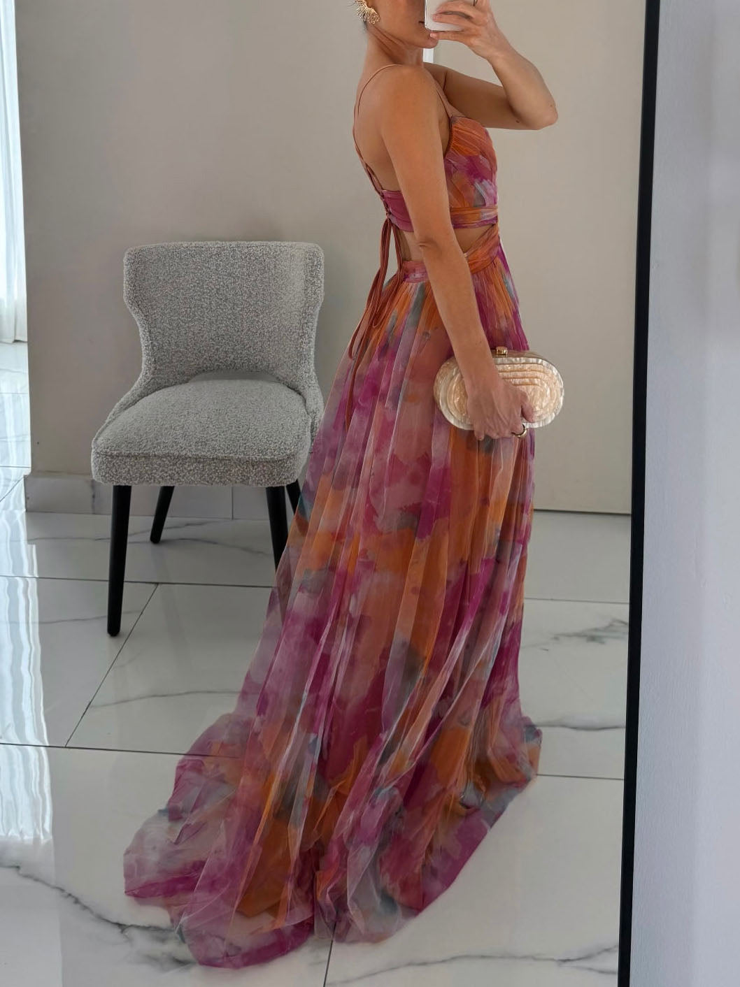 Elegancka, malarska sukienka maxi w kwiaty z dekoltem w kształcie V i kroju A