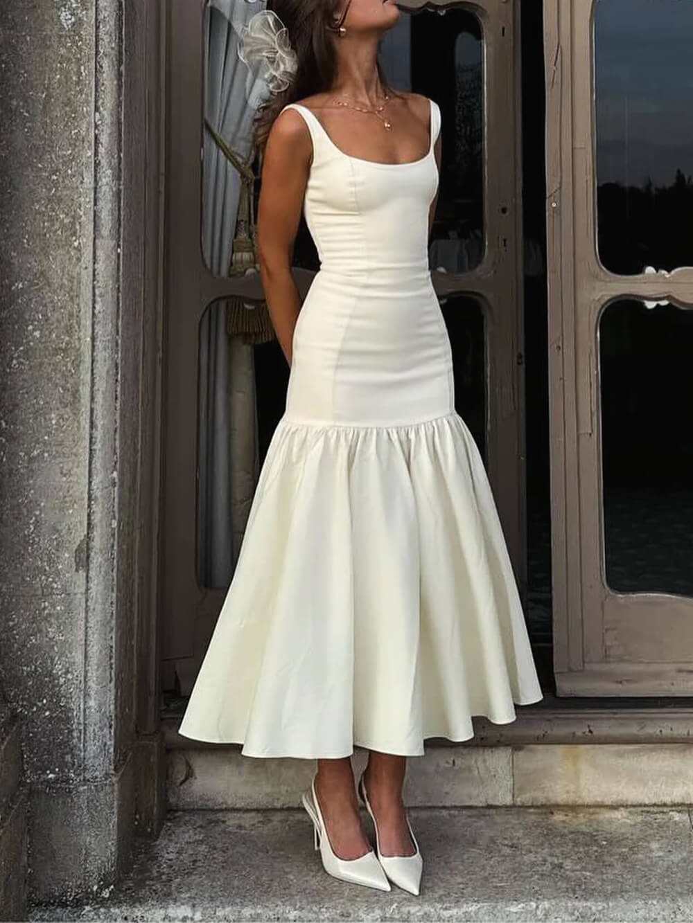 Elegancka midi-sukienka z kwadratowym dekoltem, szerokimi ramiączkami i obniżoną talią