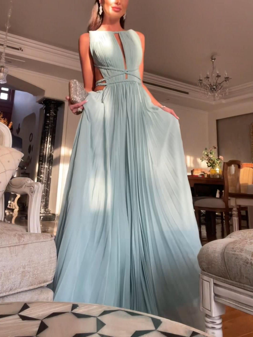 Elegancka, bezrękawnikowa, plisowana sukienka maxi z wycięciami