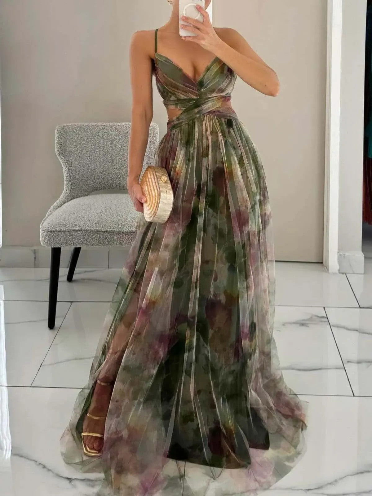 Elegancka, malarska sukienka maxi w kwiaty z dekoltem w kształcie V i kroju A