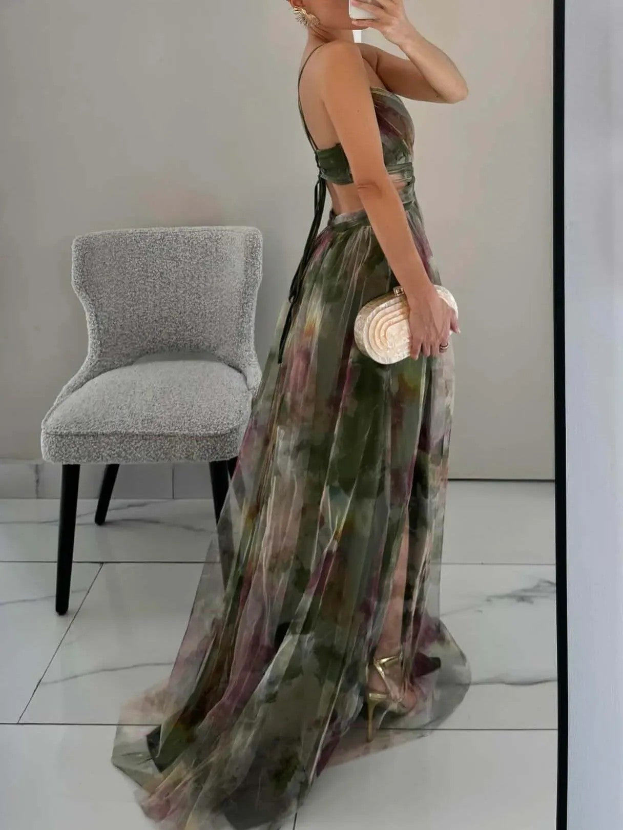 Elegancka, malarska sukienka maxi w kwiaty z dekoltem w kształcie V i kroju A