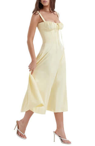 Kwiatowa sukienka bustier z formowaniem w talii