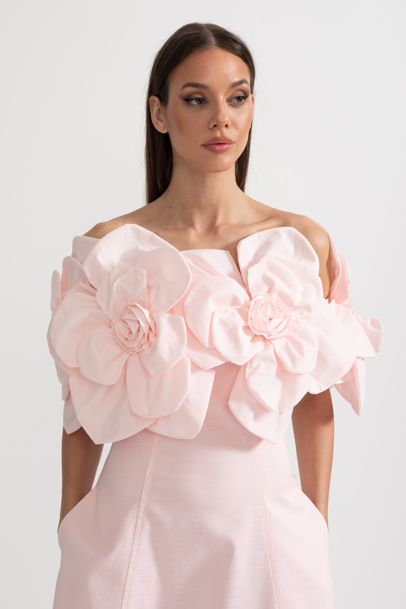 Sukienka Midi Off-Shoulder z Dużymi Kwiatowymi Akcentami z Tkaniny