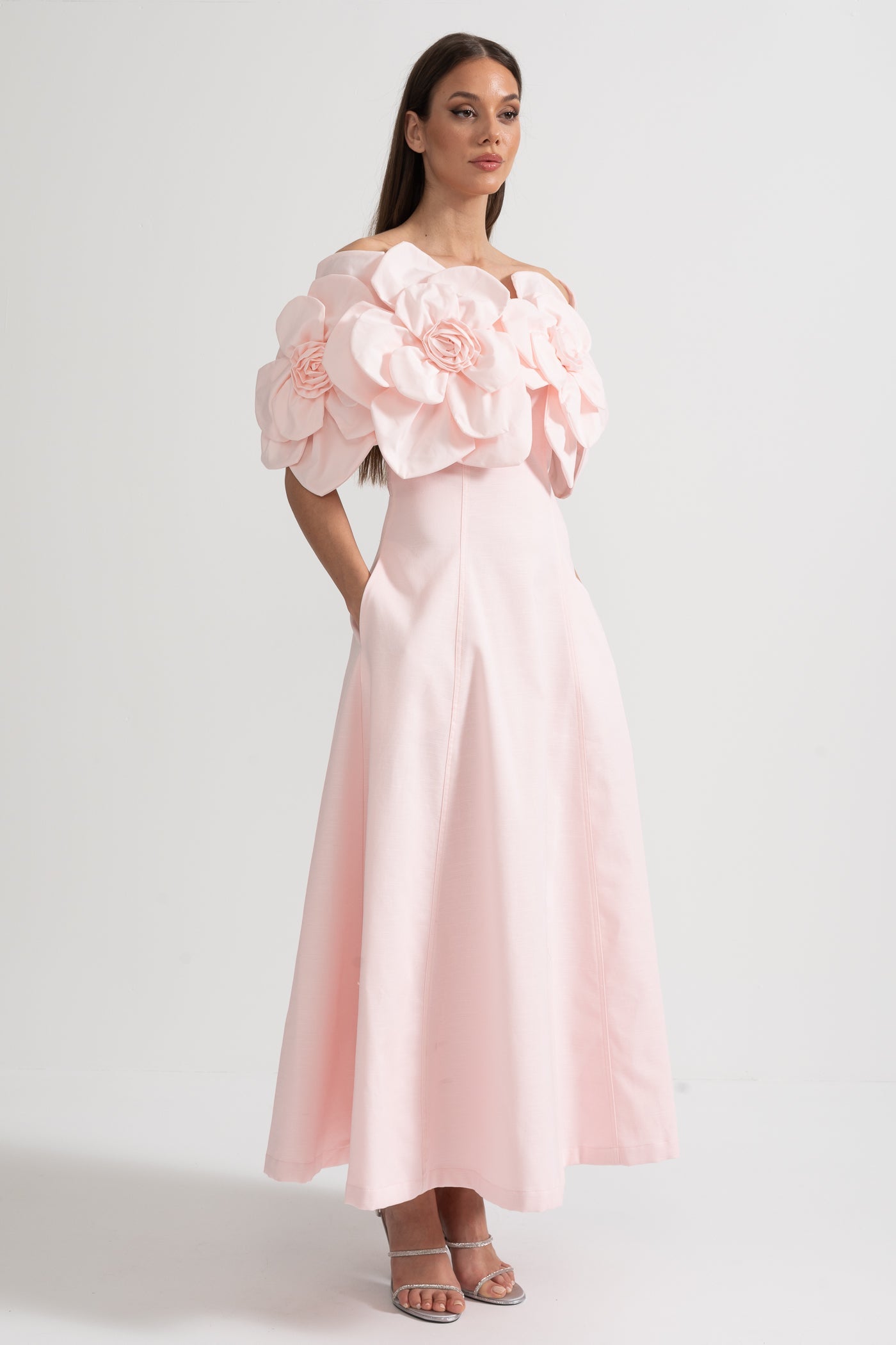 Sukienka Midi Off-Shoulder z Dużymi Kwiatowymi Akcentami z Tkaniny