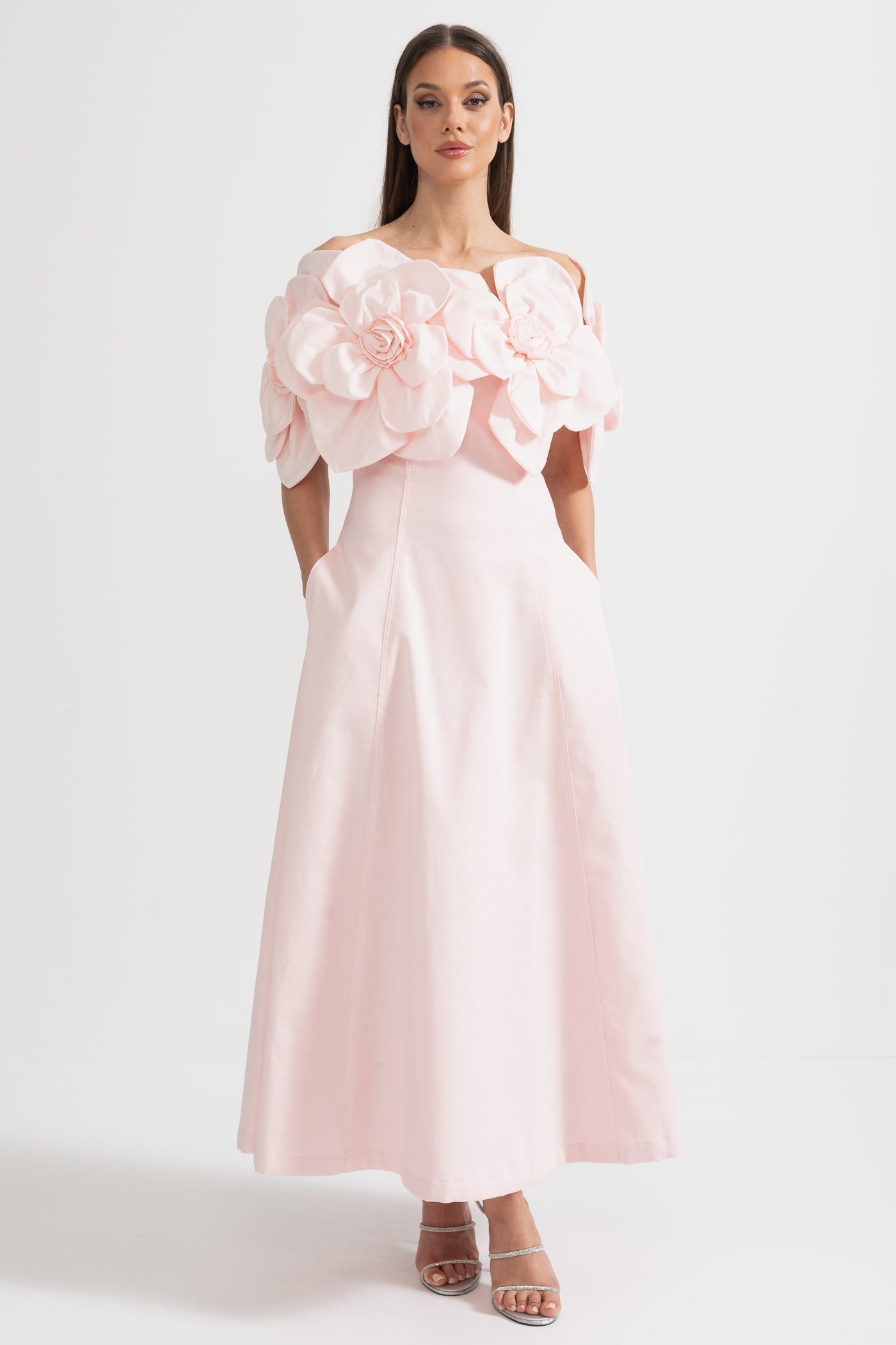 Sukienka Midi Off-Shoulder z Dużymi Kwiatowymi Akcentami z Tkaniny