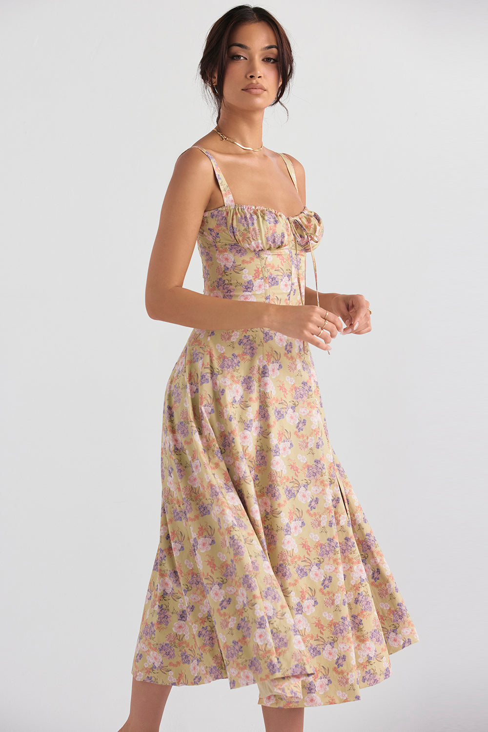 Kwiatowa sukienka bustier z formowaniem w talii