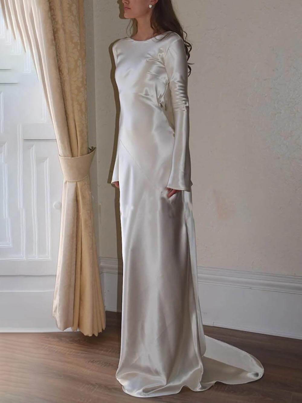 Elegancka i piękna satynowa sukienka maxi bez pleców i okrągłym dekoltem