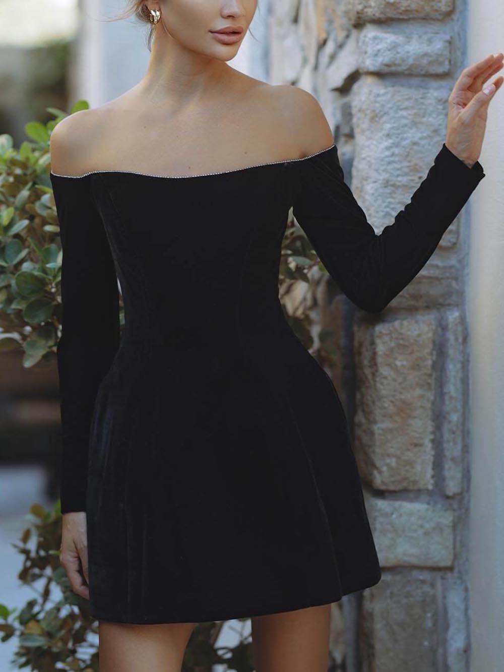 Piękna mini sukienka off-shoulder z długim rękawem i kieszeniami, z błyszczącym wykończeniem