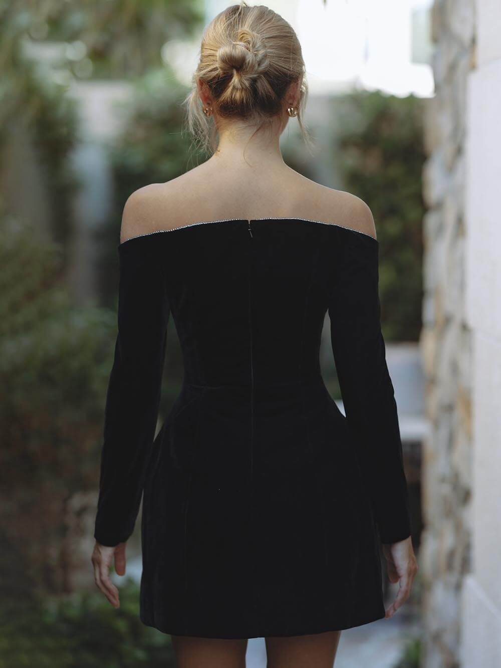 Piękna mini sukienka off-shoulder z długim rękawem i kieszeniami, z błyszczącym wykończeniem