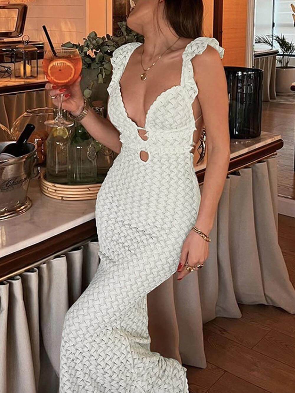 Elegancka, wysmuklona sukienka maxi z dekoltem w kształcie V i plecami na sznurki